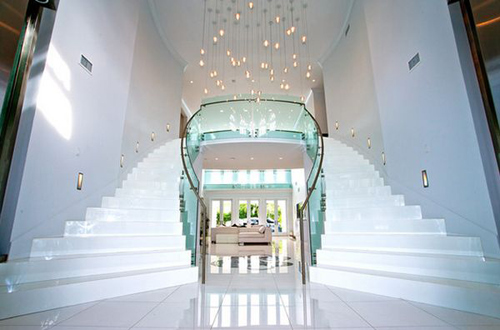 Gợi ý một số cách treo đèn trang trí cầu thang
